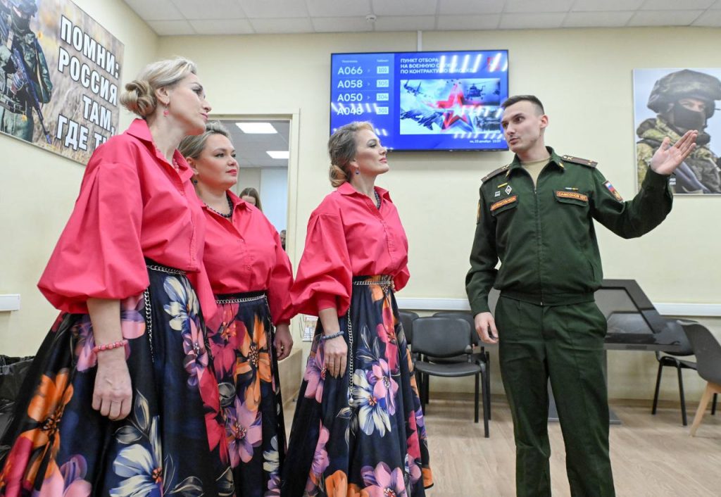 Участницы группы «Девчата» посетили Единый пункт отбора на военную службу по контракту. Фото: Сергей Киселев, Агентство городских новостей «Москва»