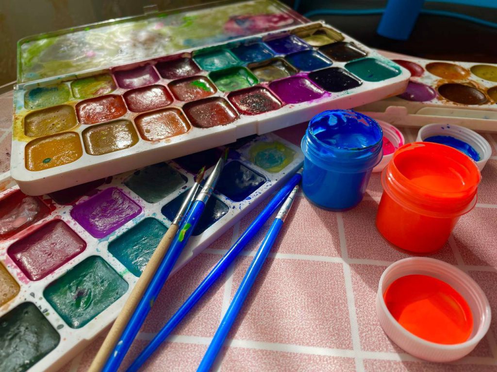 Открытие выставки «АвтопортретХЧ» состоялось в галерее ТО «Художники Чертанова». Фото: Татьяна Петрыкина, «Вечерняя Москва»